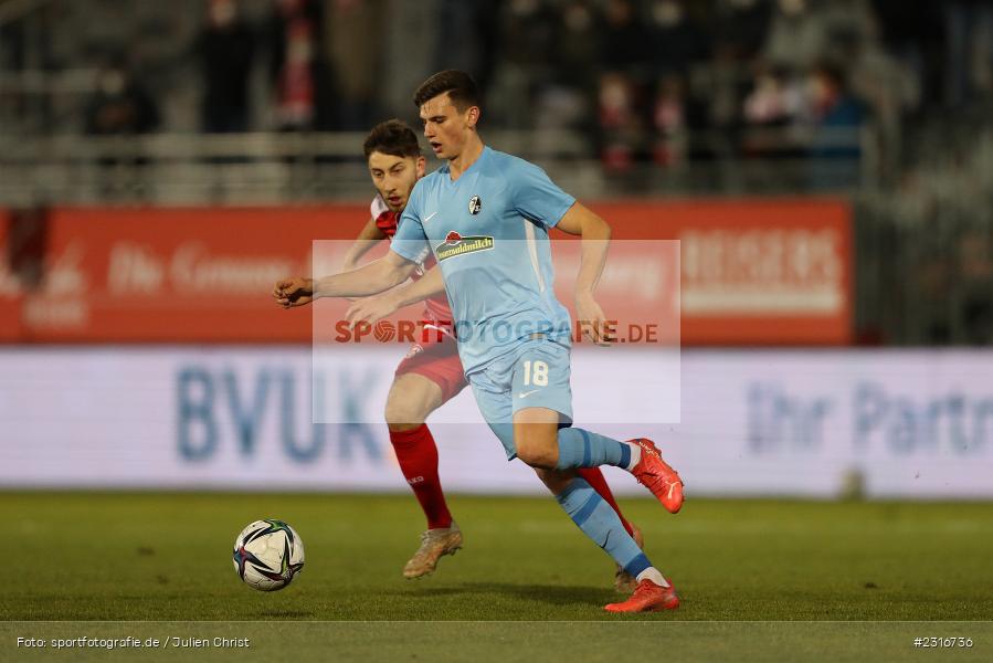 Yannik Engelhardt, FLYERALARM Arena, Würzburg, 28.01.2022, DFL, sport, action, Fussball, Januar 2022, Saison 2021/2022, 3. Liga, SCF, FWK, SC Freiburg II, FC Würzburger Kickers - Bild-ID: 2316736