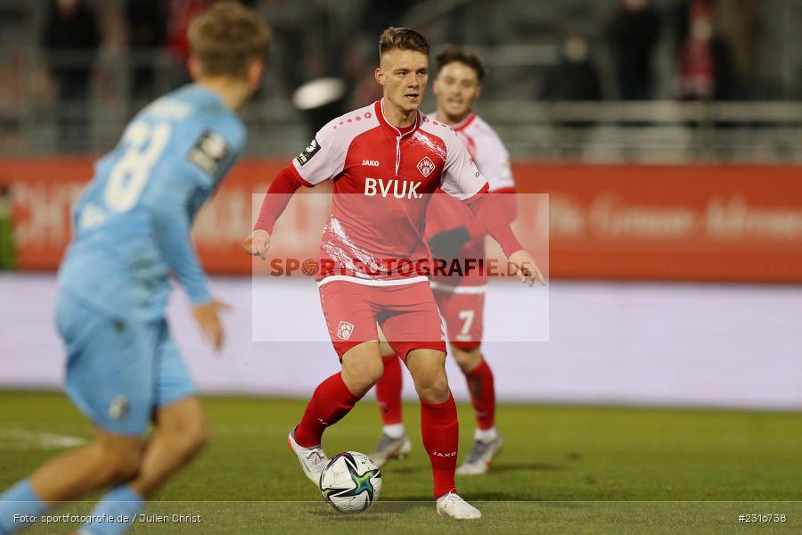 Leon Schneider, FLYERALARM Arena, Würzburg, 28.01.2022, DFL, sport, action, Fussball, Januar 2022, Saison 2021/2022, 3. Liga, SCF, FWK, SC Freiburg II, FC Würzburger Kickers - Bild-ID: 2316738