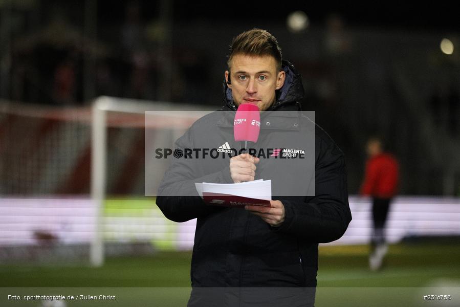 Interview, Magenta Sport, Moderator, Cedrick Pick, FLYERALARM Arena, Würzburg, 28.01.2022, DFL, sport, action, Fussball, Januar 2022, Saison 2021/2022, 3. Liga, SCF, FWK, SC Freiburg II, FC Würzburger Kickers - Bild-ID: 2316758