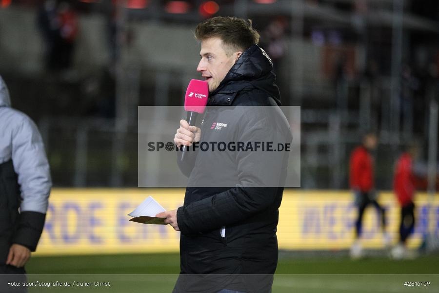 Interview, Magenta Sport, Moderator, Cedrick Pick, FLYERALARM Arena, Würzburg, 28.01.2022, DFL, sport, action, Fussball, Januar 2022, Saison 2021/2022, 3. Liga, SCF, FWK, SC Freiburg II, FC Würzburger Kickers - Bild-ID: 2316759