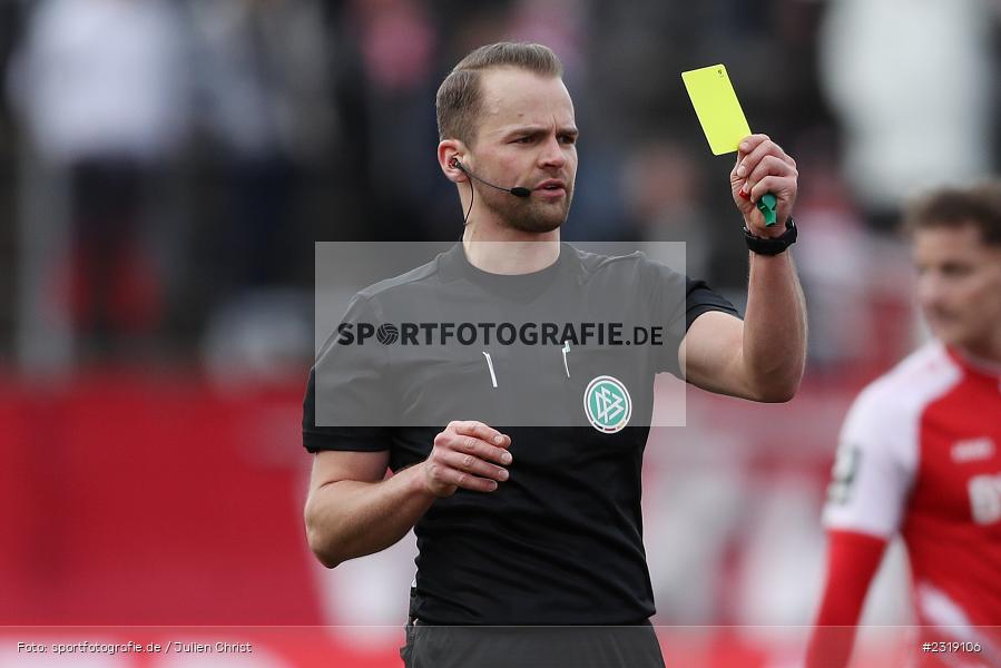 DFB, Schiedsrichter, Gelbe Karte, Patrick Schwengers, FLYERALARM Arena, Würzburg, 26.02.2022, DFL, sport, action, Februar 2022, Saison 2021/2022, 3. Liga, FCM, FWK, 1. FC Magdeburg, FC Würzburger Kickers - Bild-ID: 2319106