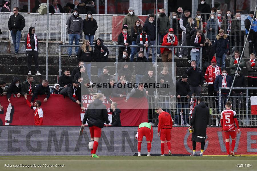 Fans, Abklatschen, Christian Strohdiek, FLYERALARM Arena, Würzburg, 26.02.2022, DFL, sport, action, Februar 2022, Saison 2021/2022, 3. Liga, FCM, FWK, 1. FC Magdeburg, FC Würzburger Kickers - Bild-ID: 2319134
