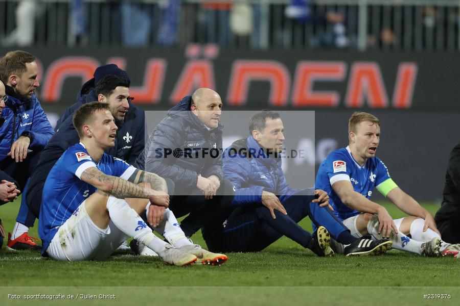 Boden, Sitzen, Fans, Torsten Lieberknecht, Merck-Stadion, Darmstadt, 04.03.2022, DFL, sport, action, März 2022, Saison 2021/2022, 2. Bundesliga, FCH, D98, SVD, 1. FC Heidenheim 1846, SV Darmstadt 98 - Bild-ID: 2319376