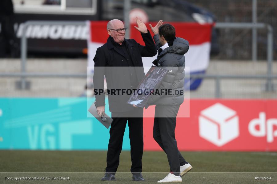 Ehrung, Abklatschen, Siegfried Dietrich, Stadion am Brentanobad, Frankfurt, 05.03.2022, DFB, sport, action, März 2022, Saison 2021/2022, Frauen, Bundesliga, FFBL, FLYERALARM Frauen-Bundesliga, TSG, SGE, TSG Hoffenheim, Eintracht Frankfurt - Bild-ID: 2319624