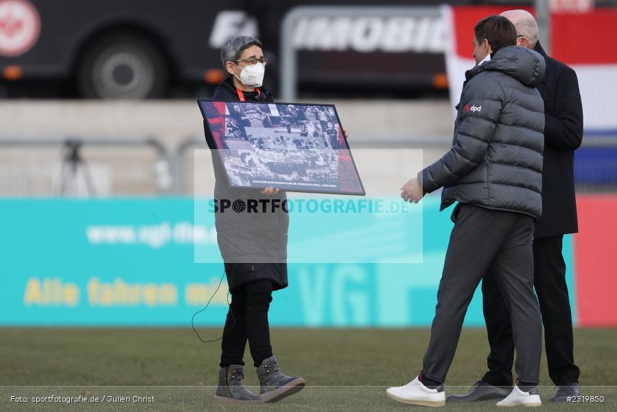 Ehrung, Abklatschen, Siegfried Dietrich, Stadion am Brentanobad, Frankfurt, 05.03.2022, DFB, sport, action, März 2022, Saison 2021/2022, Frauen, Bundesliga, FFBL, FLYERALARM Frauen-Bundesliga, TSG, SGE, TSG Hoffenheim, Eintracht Frankfurt - Bild-ID: 2319850