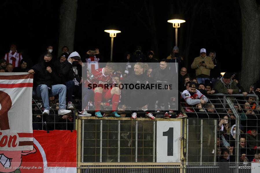 Fans, Marvin Pourié, Willy-Sachs-Stadion, Schweinfurt, 08.03.2022, BFV, sport, action, März 2022, Saison 2021/2022, Verbandspokal, Viertelfinale, Toto-Pokal, FWK, FC05, FC Würzburger Kickers, 1. FC Schweinfurt 05 - Bild-ID: 2320269