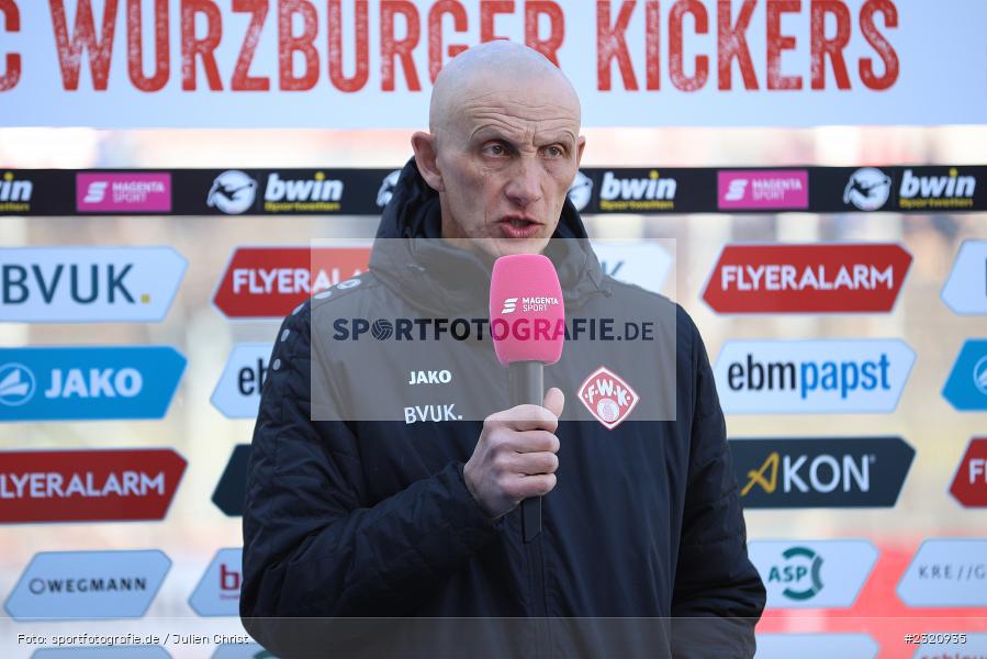 ASP, ebmpapst, AKON, bwin, BVUK, JAKO, Wegmann, Magenta Sport, Interview, Ralf Santelli, FLYERALARM Arena, Würzburg, 13.03.2022, DFB, sport, action, März 2022, Saison 2021/2022, Fussball, 3. Liga, BVB, FWK, Borussia Dortmund II, FC Würzburger Kickers - Bild-ID: 2320935