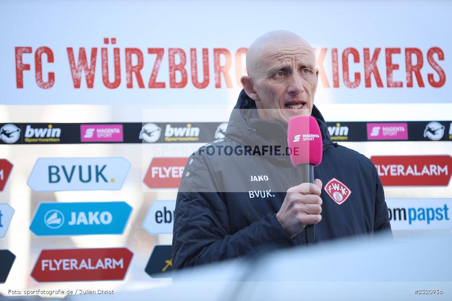 Feature, ASP, ebmpapst, AKON, bwin, BVUK, JAKO, Wegmann, Magenta Sport, Interview, Ralf Santelli, FLYERALARM Arena, Würzburg, 13.03.2022, DFB, sport, action, März 2022, Saison 2021/2022, Fussball, 3. Liga, BVB, FWK, Borussia Dortmund II, FC Würzburger Kickers - Bild-ID: 2320936