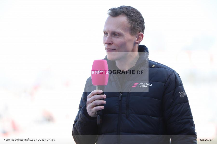 Moderation, Interview, TV, Magenta, Alexander Küpper, FLYERALARM Arena, Würzburg, 13.03.2022, DFB, sport, action, März 2022, Saison 2021/2022, Fussball, 3. Liga, BVB, FWK, Borussia Dortmund II, FC Würzburger Kickers - Bild-ID: 2320937