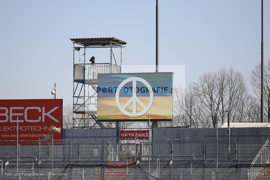 Ukraine, Solidarität, Infotafel, Friedenszeichen, FLYERALARM Arena, Würzburg, 13.03.2022, DFB, sport, action, März 2022, Saison 2021/2022, Fussball, 3. Liga, BVB, FWK, Borussia Dortmund II, FC Würzburger Kickers - Bild-ID: 2320939