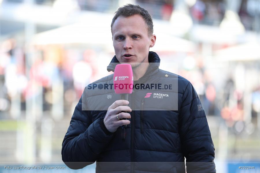 Moderation, Interview, TV, Magenta, Alexander Küpper, FLYERALARM Arena, Würzburg, 13.03.2022, DFB, sport, action, März 2022, Saison 2021/2022, Fussball, 3. Liga, BVB, FWK, Borussia Dortmund II, FC Würzburger Kickers - Bild-ID: 2320941