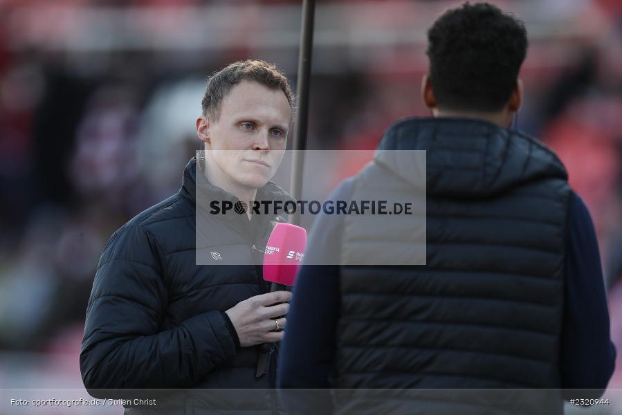 Moderation, Interview, TV, Magenta, Alexander Küpper, FLYERALARM Arena, Würzburg, 13.03.2022, DFB, sport, action, März 2022, Saison 2021/2022, Fussball, 3. Liga, BVB, FWK, Borussia Dortmund II, FC Würzburger Kickers - Bild-ID: 2320944