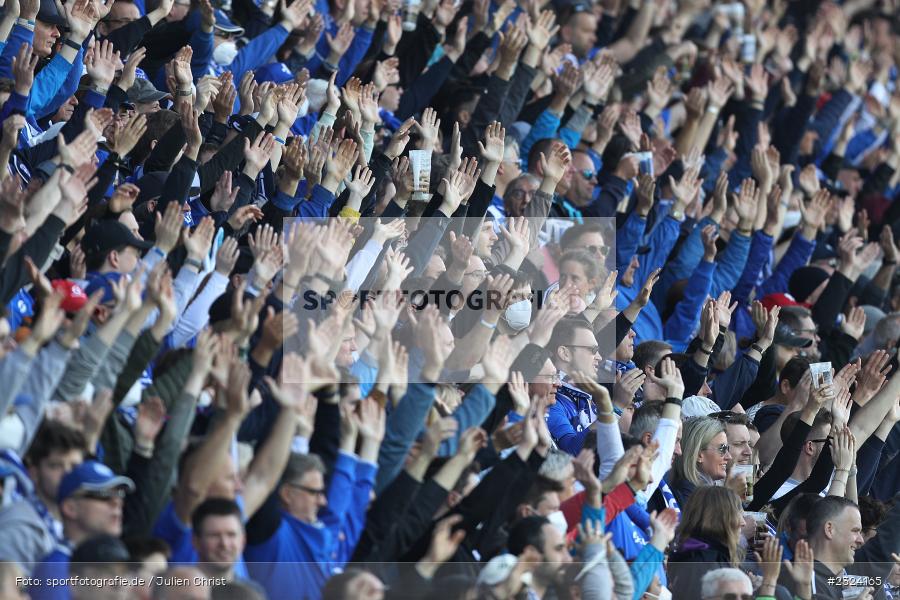 Hände, Zuschauer, Merck-Stadion am Böllenfalltor, Darmstadt, 17.04.2022, DFL, sport, action, April 2022, Saison 2021/2022, Fussball, 2. Bundesliga, S04, D98, FC Schalke 04, SV Darmstadt 98 - Bild-ID: 2324165