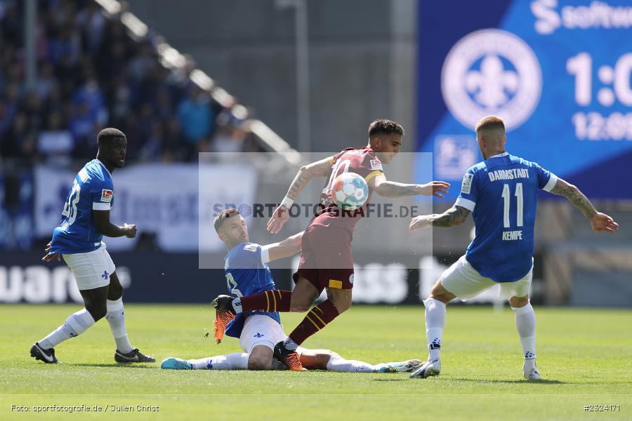 Klaus Gjasula, Merck-Stadion am Böllenfalltor, Darmstadt, 17.04.2022, DFL, sport, action, April 2022, Saison 2021/2022, Fussball, 2. Bundesliga, S04, D98, FC Schalke 04, SV Darmstadt 98 - Bild-ID: 2324171