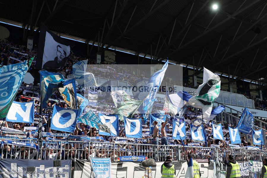 Choreografie, Merck-Stadion am Böllenfalltor, Darmstadt, 17.04.2022, DFL, sport, action, April 2022, Saison 2021/2022, Fussball, 2. Bundesliga, S04, D98, FC Schalke 04, SV Darmstadt 98 - Bild-ID: 2324214 Choreografie, Merck-Stadion am Böllenfalltor, Darmstadt, 17.04.2022, DFL, sport, action, April 2022, Saison 2021/2022, Fussball, 2. Bundesliga, S04, D98, FC Schalke 04, SV Darmstadt 98 - Bild-ID: 2324214