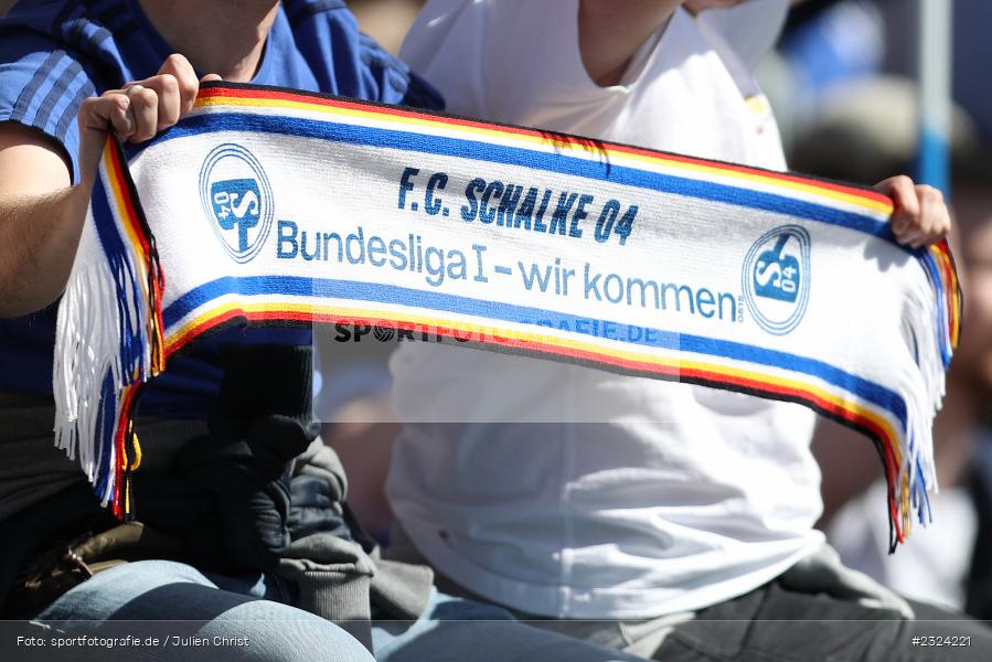 Fans, Wir kommen, Fanschal, Merck-Stadion am Böllenfalltor, Darmstadt, 17.04.2022, DFL, sport, action, April 2022, Saison 2021/2022, Fussball, 2. Bundesliga, S04, D98, FC Schalke 04, SV Darmstadt 98 - Bild-ID: 2324221 Fans, Wir kommen, Fanschal, Merck-Stadion am Böllenfalltor, Darmstadt, 17.04.2022, DFL, sport, action, April 2022, Saison 2021/2022, Fussball, 2. Bundesliga, S04, D98, FC Schalke 04, SV Darmstadt 98 - Bild-ID: 2324221
