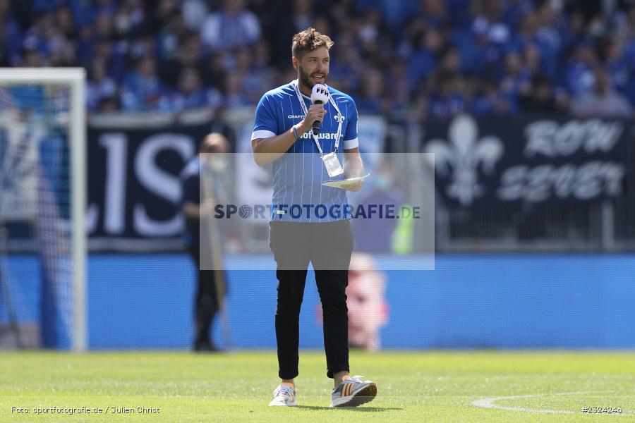 Moderator, Colin Mahnke, Merck-Stadion am Böllenfalltor, Darmstadt, 17.04.2022, DFL, sport, action, April 2022, Saison 2021/2022, Fussball, 2. Bundesliga, S04, D98, FC Schalke 04, SV Darmstadt 98 - Bild-ID: 2324246