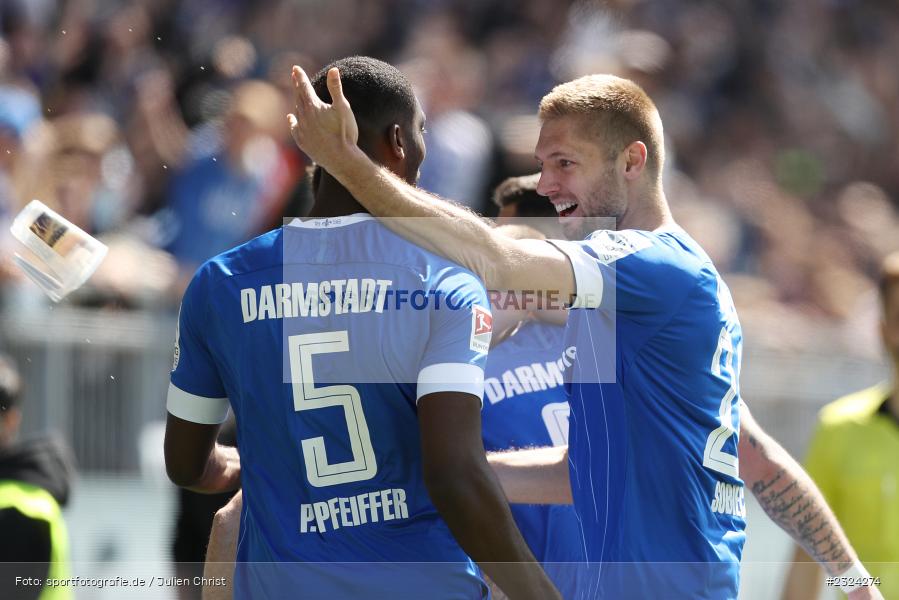 Schalke Block, Becherwurf, Bierbecher, Lasse Sobiech, Merck-Stadion am Böllenfalltor, Darmstadt, 17.04.2022, DFL, sport, action, April 2022, Saison 2021/2022, Fussball, 2. Bundesliga, S04, D98, FC Schalke 04, SV Darmstadt 98 - Bild-ID: 2324274