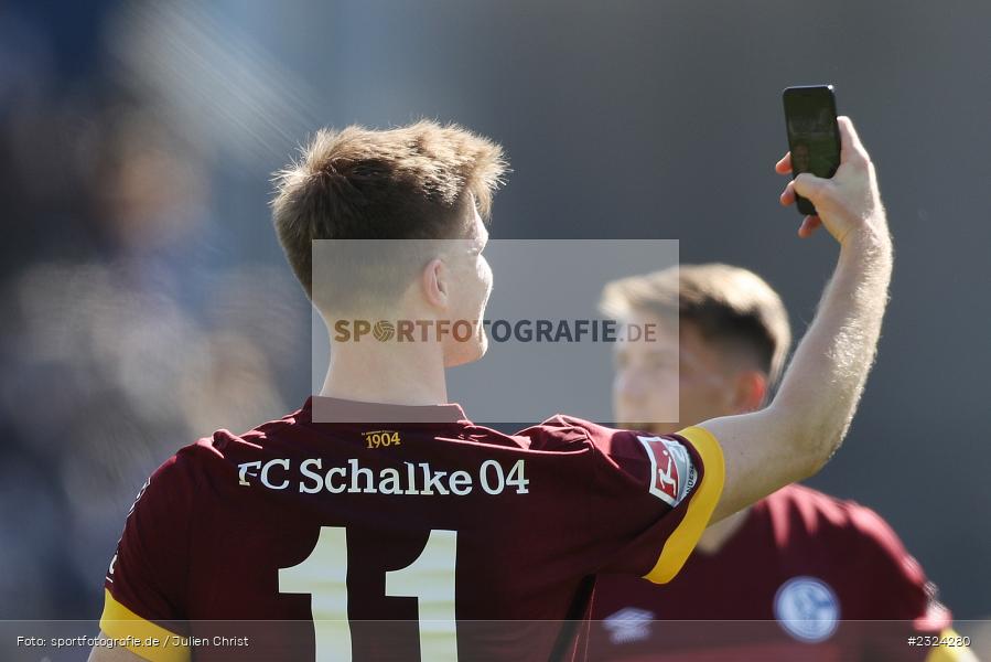 Emotionen, Jubel, Selfie, Marius Bülter, Merck-Stadion am Böllenfalltor, Darmstadt, 17.04.2022, DFL, sport, action, April 2022, Saison 2021/2022, Fussball, 2. Bundesliga, S04, D98, FC Schalke 04, SV Darmstadt 98 - Bild-ID: 2324280