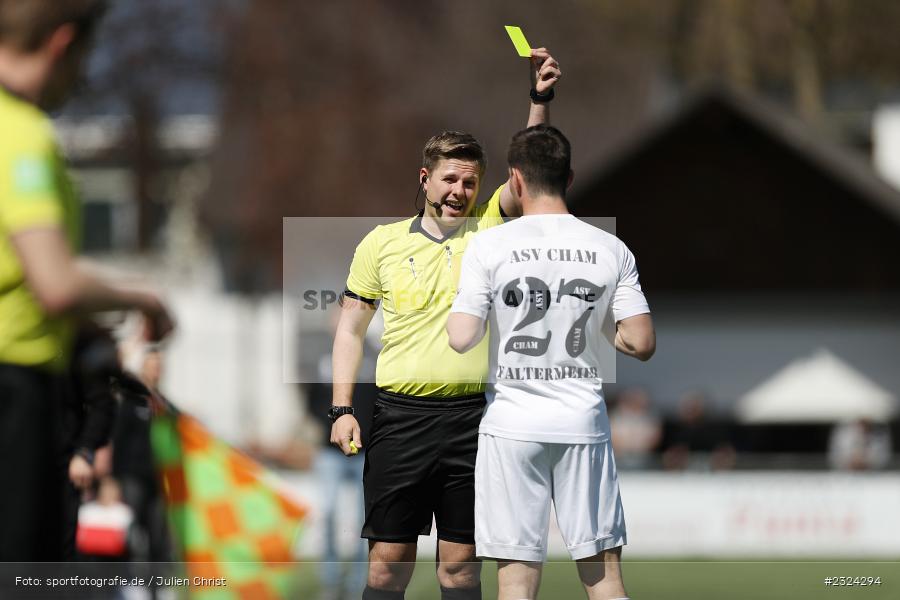 Gelbe Karte, Schiedsrichter, Peter Frank, Sportgelände in der Au, Karlburg, 18.04.2022, BFV, sport, action, April 2022, Saison 2021/2022, Fussball, Amateure, Bayernliga Nord, ASV, TSV, ASV Cham, TSV Karlburg - Bild-ID: 2324294