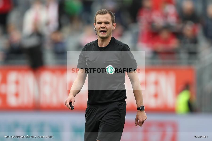 Schiedsrichter, Dr. Robin Braun, FLYERALARM Arena, Würzburg, 23.04.2022, DFL, sport, action, April 2022, Saison 2021/2022, Fussball, 3. Liga, VIK, FCV, FWK, FC Viktoria Berlin, FC Würzburger Kickers - Bild-ID: 2324484