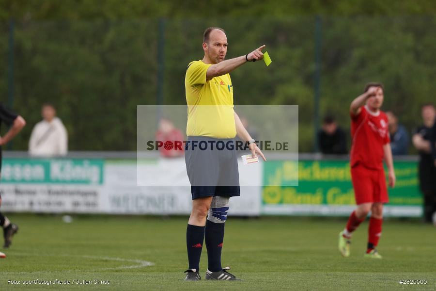 Gelbe Karte, Schiedsrichter, Kai-Uwe Brune, Sportgelände, Oberndorf, 29.04.2022, BFV, sport, action, April 2022, Saison 2021/2022, Amateure, Fussball, Gruppe 4, Kreisklasse Würzburg, TSV, DJK, TSV Güntersleben, DJK Oberndorf - Bild-ID: 2325500