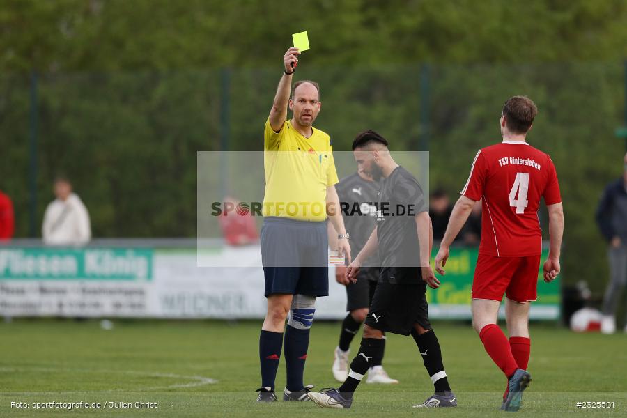 Gelbe Karte, Schiedsrichter, Kai-Uwe Brune, Sportgelände, Oberndorf, 29.04.2022, BFV, sport, action, April 2022, Saison 2021/2022, Amateure, Fussball, Gruppe 4, Kreisklasse Würzburg, TSV, DJK, TSV Güntersleben, DJK Oberndorf - Bild-ID: 2325501