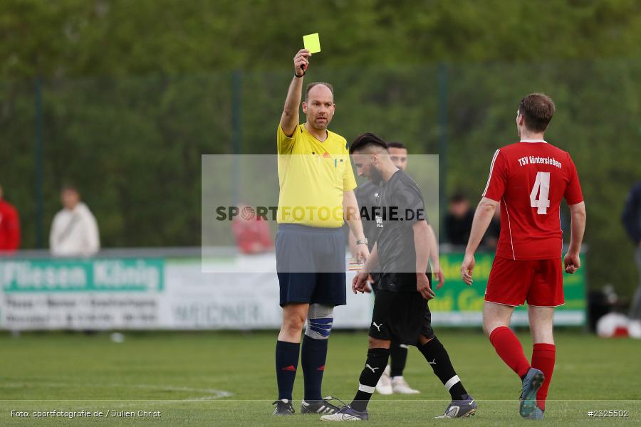 Gelbe Karte, Schiedsrichter, Kai-Uwe Brune, Sportgelände, Oberndorf, 29.04.2022, BFV, sport, action, April 2022, Saison 2021/2022, Amateure, Fussball, Gruppe 4, Kreisklasse Würzburg, TSV, DJK, TSV Güntersleben, DJK Oberndorf - Bild-ID: 2325502