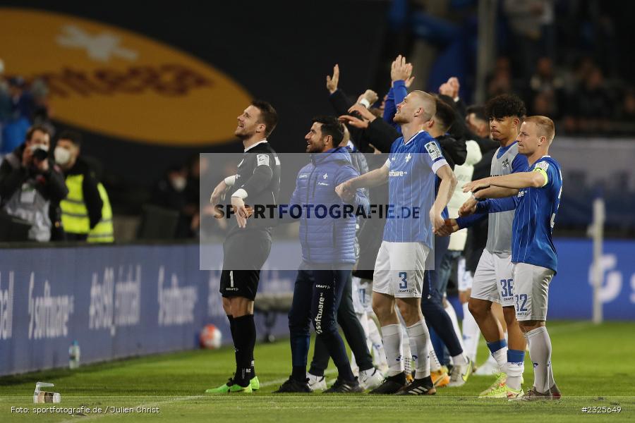 Fans, Jubeln, Fabian Holland, Merck-Stadion am Böllenfalltor, Darmstadt, 30.04.2022, DFL, sport, action, April 2022, Saison 2021/2022, 2. Bundesliga, Fussball, AUE, FCE, D98, SV98, FC Erzgebirge Aue, SV Darmstadt 98 - Bild-ID: 2325649