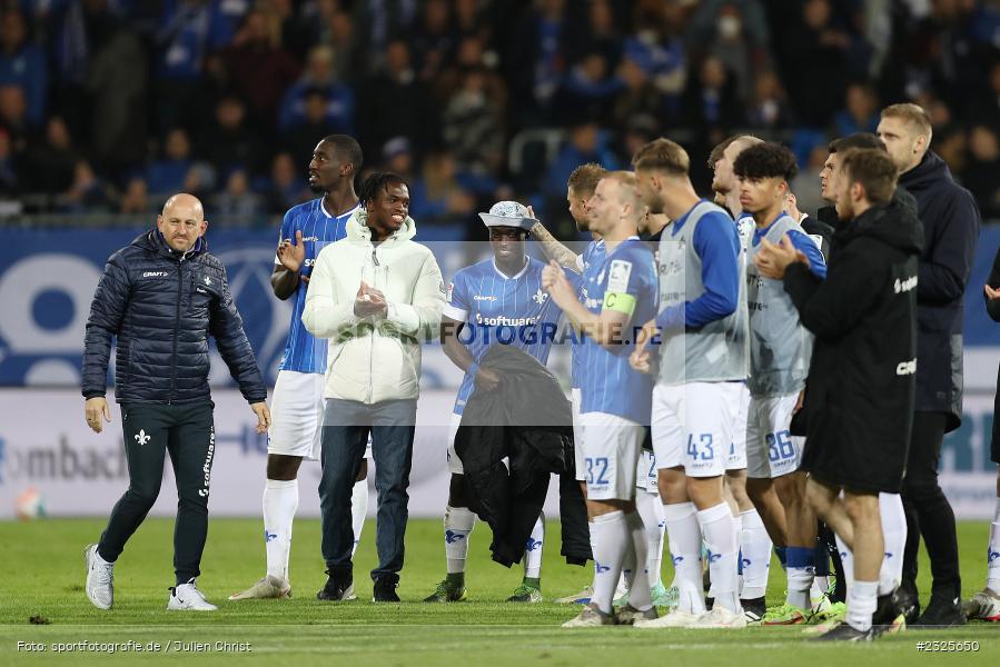 Torsten Lieberknecht, Braydon Manu, Merck-Stadion am Böllenfalltor, Darmstadt, 30.04.2022, DFL, sport, action, April 2022, Saison 2021/2022, 2. Bundesliga, Fussball, AUE, FCE, D98, SV98, FC Erzgebirge Aue, SV Darmstadt 98 - Bild-ID: 2325650