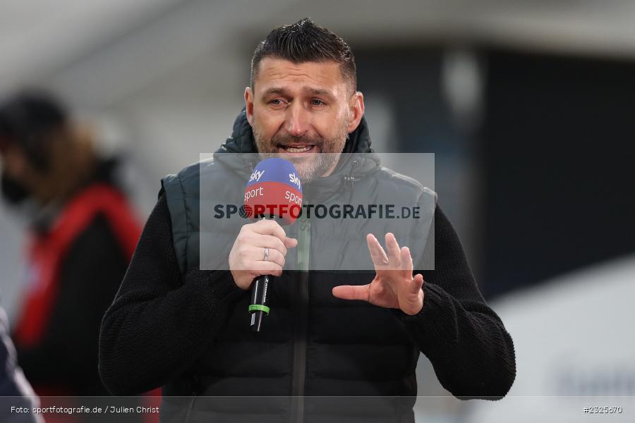 Hände, Arme, gestikuliert, Tusche, sky sport, Interview, Torsten Mattuschka, Merck-Stadion am Böllenfalltor, Darmstadt, 30.04.2022, DFL, sport, action, April 2022, Saison 2021/2022, Fussball, AUE, FCE, D98, SV98, FC Erzgebirge Aue, SV Darmstadt 98 - Bild-ID: 2325670