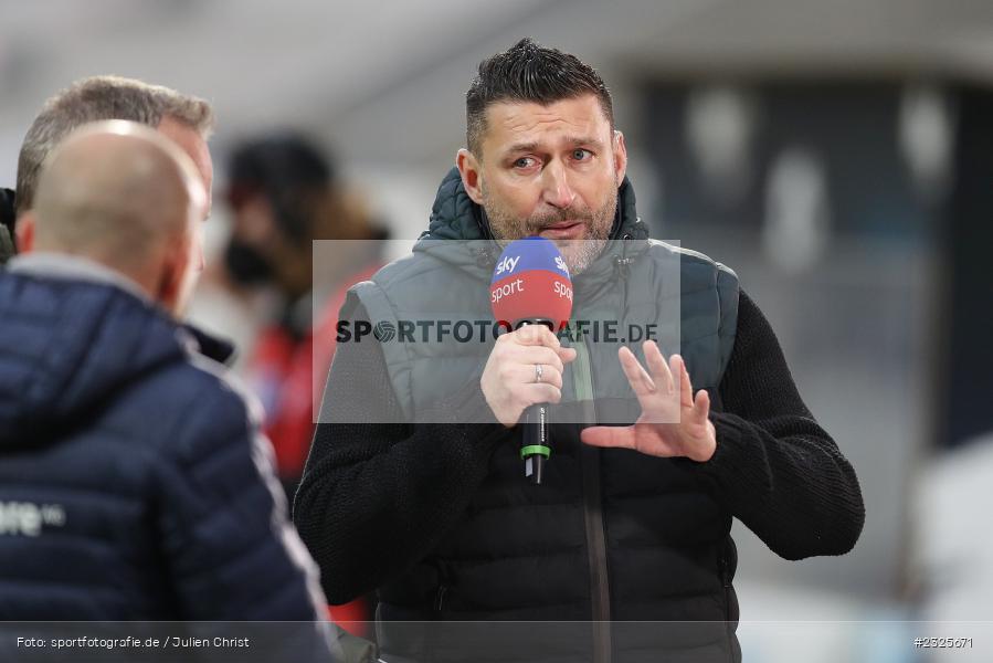 Hände, Arme, gestikuliert, Tusche, sky sport, Interview, Torsten Mattuschka, Merck-Stadion am Böllenfalltor, Darmstadt, 30.04.2022, DFL, sport, action, April 2022, Saison 2021/2022, Fussball, AUE, FCE, D98, SV98, FC Erzgebirge Aue, SV Darmstadt 98 - Bild-ID: 2325671