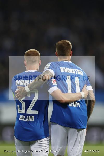 Umarmen, Arm, Tobias Kempe, Merck-Stadion am Böllenfalltor, Darmstadt, 30.04.2022, DFL, sport, action, April 2022, Saison 2021/2022, 2. Bundesliga, Fussball, AUE, FCE, D98, SV98, FC Erzgebirge Aue, SV Darmstadt 98 - Bild-ID: 2325692