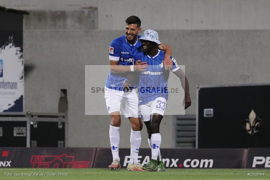Hut-Jubel, Braydon Manu, Merck-Stadion am Böllenfalltor, Darmstadt, 30.04.2022, DFL, sport, action, April 2022, Saison 2021/2022, 2. Bundesliga, Fussball, AUE, FCE, D98, SV98, FC Erzgebirge Aue, SV Darmstadt 98 - Bild-ID: 2325794
