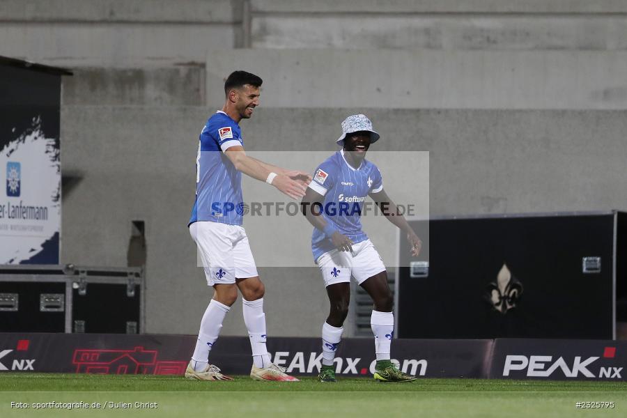 Hut-Jubel, Braydon Manu, Merck-Stadion am Böllenfalltor, Darmstadt, 30.04.2022, DFL, sport, action, April 2022, Saison 2021/2022, 2. Bundesliga, Fussball, AUE, FCE, D98, SV98, FC Erzgebirge Aue, SV Darmstadt 98 - Bild-ID: 2325795