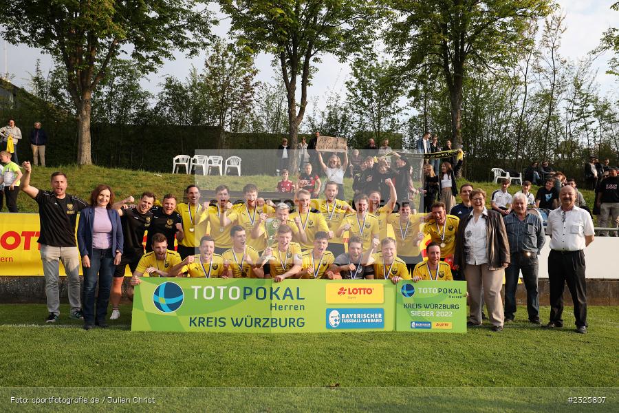 Siegerbild, Sportplatz, Eisingen, 01.05.2022, BFV, sport, action, Mai 2022, Saison 2021/2022, Fussball, Kreispokal Finale, TUS, TSV, TuS Frammersbach, TSV Eisingen - Bild-ID: 2325807