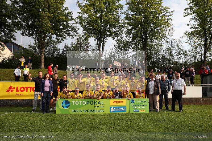 Toto Pokal, Siegerbild, Sportplatz, Eisingen, 01.05.2022, BFV, sport, action, Mai 2022, Saison 2021/2022, Fussball, Kreispokal Finale, TUS, TSV, TuS Frammersbach, TSV Eisingen - Bild-ID: 2325849