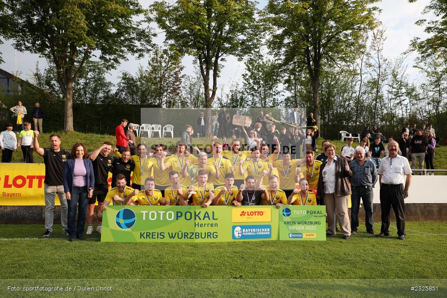 Toto Pokal, Siegerbild, Sportplatz, Eisingen, 01.05.2022, BFV, sport, action, Mai 2022, Saison 2021/2022, Fussball, Kreispokal Finale, TUS, TSV, TuS Frammersbach, TSV Eisingen - Bild-ID: 2325851 Toto Pokal, Siegerbild, Sportplatz, Eisingen, 01.05.2022, BFV, sport, action, Mai 2022, Saison 2021/2022, Fussball, Kreispokal Finale, TUS, TSV, TuS Frammersbach, TSV Eisingen - Bild-ID: 2325851