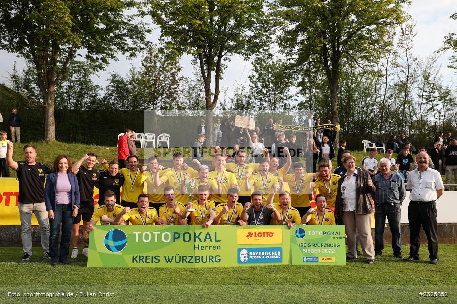 Toto Pokal, Siegerbild, Sportplatz, Eisingen, 01.05.2022, BFV, sport, action, Mai 2022, Saison 2021/2022, Fussball, Kreispokal Finale, TUS, TSV, TuS Frammersbach, TSV Eisingen - Bild-ID: 2325852