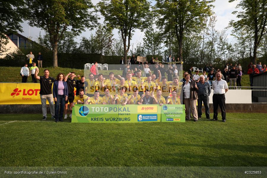 Toto Pokal, Siegerbild, Sportplatz, Eisingen, 01.05.2022, BFV, sport, action, Mai 2022, Saison 2021/2022, Fussball, Kreispokal Finale, TUS, TSV, TuS Frammersbach, TSV Eisingen - Bild-ID: 2325853