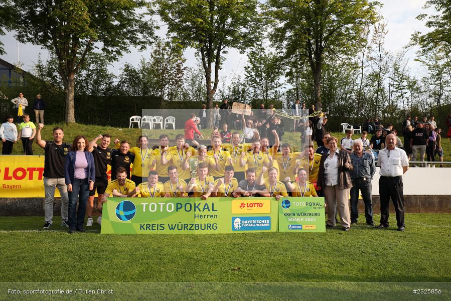 Toto Pokal, Siegerbild, Sportplatz, Eisingen, 01.05.2022, BFV, sport, action, Mai 2022, Saison 2021/2022, Fussball, Kreispokal Finale, TUS, TSV, TuS Frammersbach, TSV Eisingen - Bild-ID: 2325856