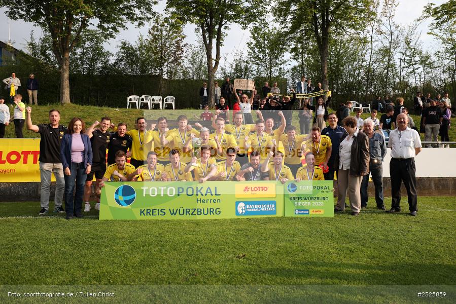 Toto Pokal, Siegerbild, Sportplatz, Eisingen, 01.05.2022, BFV, sport, action, Mai 2022, Saison 2021/2022, Fussball, Kreispokal Finale, TUS, TSV, TuS Frammersbach, TSV Eisingen - Bild-ID: 2325859 Toto Pokal, Siegerbild, Sportplatz, Eisingen, 01.05.2022, BFV, sport, action, Mai 2022, Saison 2021/2022, Fussball, Kreispokal Finale, TUS, TSV, TuS Frammersbach, TSV Eisingen - Bild-ID: 2325859