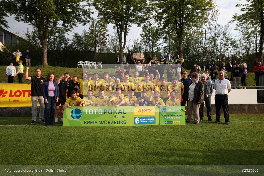 Toto Pokal, Siegerbild, Sportplatz, Eisingen, 01.05.2022, BFV, sport, action, Mai 2022, Saison 2021/2022, Fussball, Kreispokal Finale, TUS, TSV, TuS Frammersbach, TSV Eisingen - Bild-ID: 2325860