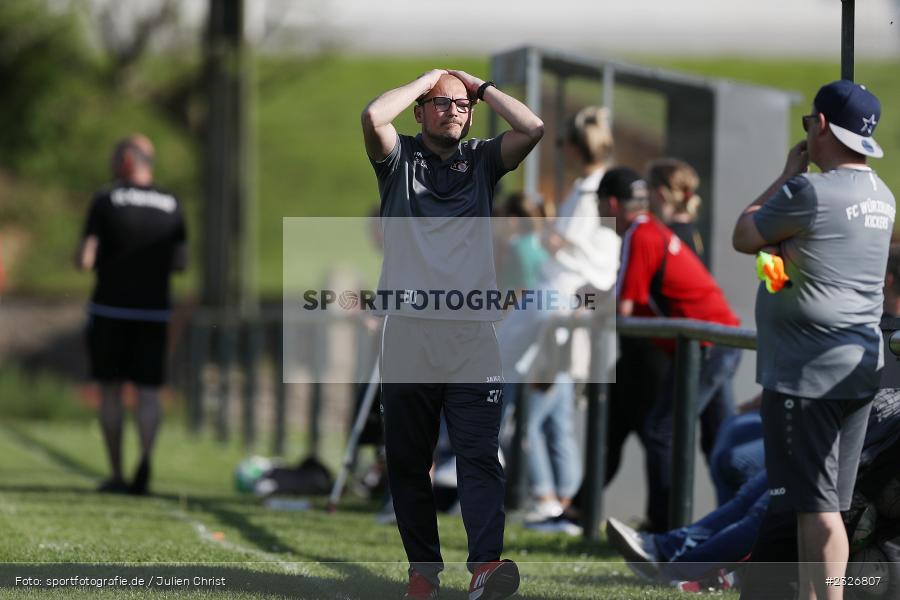 Hände, Arme, gestikuliert, Eugen Ungefuch, Sportgelände, Karsbach, 07.05.2022, BFV, sport, action, Mai 2022, Saison 2021/2022, Fussball, Bezirksoberliga Frauen, BOL, FWK, FCK, FC Würzburger Kickers II, FC Karsbach - Bild-ID: 2326807