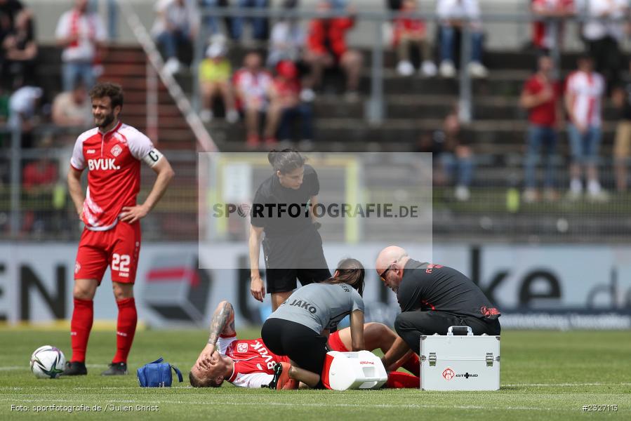 Marvin Stefaniak, FLYERALARM Arena, Würzburg, 08.05.2022, DFL, sport, action, Mai 2022, Saison 2021/2022, Fussball, 3. Liga, HFC, FCW, Hallescher FC, FC Würzburger Kickers - Bild-ID: 2327113