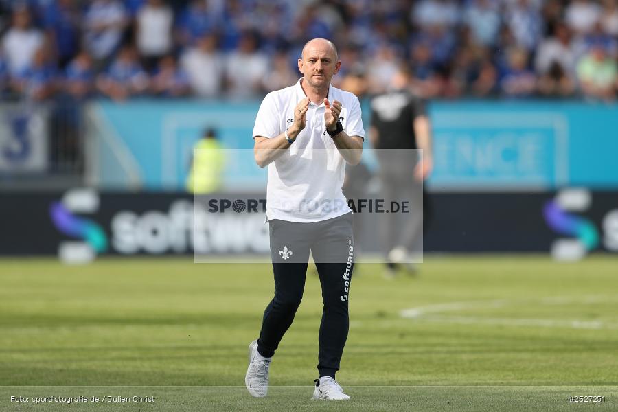 Hände, Arme, gestikuliert, Torsten Lieberknecht, Merck-Stadion am Böllenfalltor, Darmstadt, 15.05.2022, DFL, sport, action, Mai 2022, Saison 2021/2022, Fussball, 2. Bundesliga, SCP, D98, SV98, SC Paderborn 07, SV Darmstadt 98 - Bild-ID: 2327251 Hände, Arme, gestikuliert, Torsten Lieberknecht, Merck-Stadion am Böllenfalltor, Darmstadt, 15.05.2022, DFL, sport, action, Mai 2022, Saison 2021/2022, Fussball, 2. Bundesliga, SCP, D98, SV98, SC Paderborn 07, SV Darmstadt 98 - Bild-ID: 2327251
