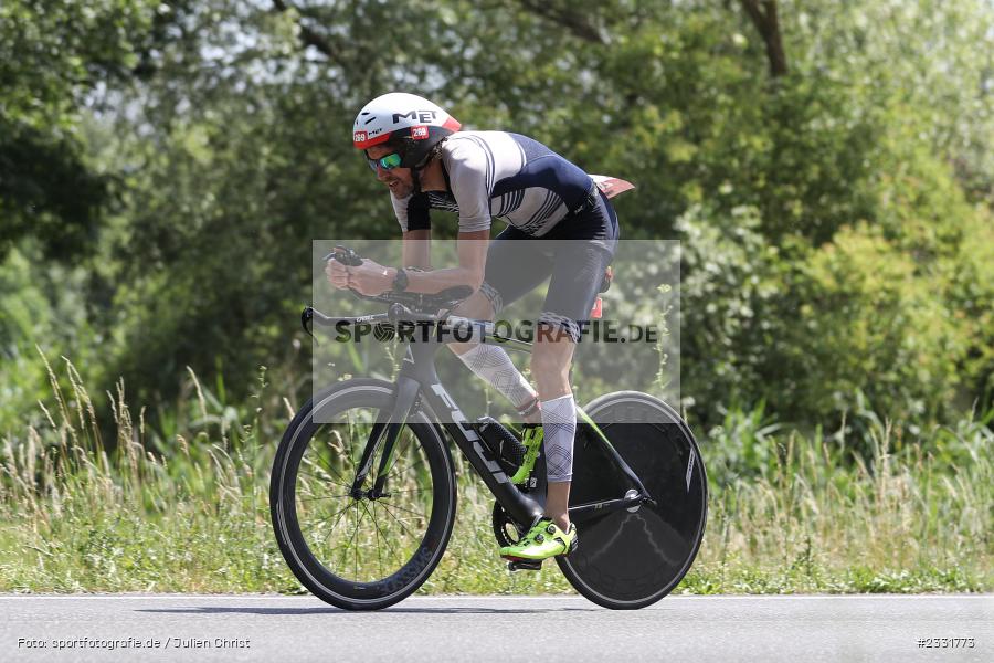 sport, action, Zellingen, Triathlon, Juni 2022, Erlabrunn, Bundesstrasse, 19.06.2022, 14. Laufstil Würzburg Triathlon - Bild-ID: 2331773 sport, action, Zellingen, Triathlon, Juni 2022, Erlabrunn, Bundesstrasse, 19.06.2022, 14. Laufstil Würzburg Triathlon - Bild-ID: 2331773