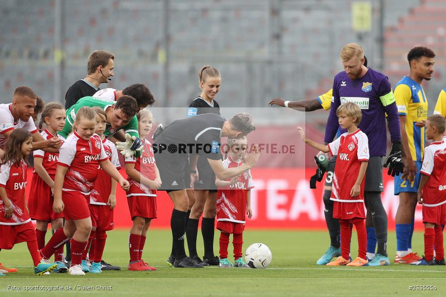 Einlaufkids, FLYERALARM Arena, Würzburg, 29.07.2022, BFV, sport, action, Fussball, Juli 2022, Saison 2022/2023, Regionalliga Bayern, FCP, FWK, FC Pipinsried, FC Würzburger Kickers - Bild-ID: 2335556