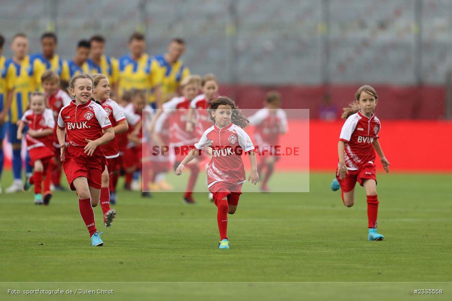 Einlaufkids, FLYERALARM Arena, Würzburg, 29.07.2022, BFV, sport, action, Fussball, Juli 2022, Saison 2022/2023, Regionalliga Bayern, FCP, FWK, FC Pipinsried, FC Würzburger Kickers - Bild-ID: 2335558