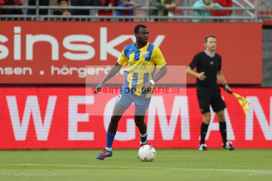 Bernard Mwarome, FLYERALARM Arena, Würzburg, 29.07.2022, BFV, sport, action, Fussball, Juli 2022, Saison 2022/2023, Regionalliga Bayern, FCP, FWK, FC Pipinsried, FC Würzburger Kickers - Bild-ID: 2335572